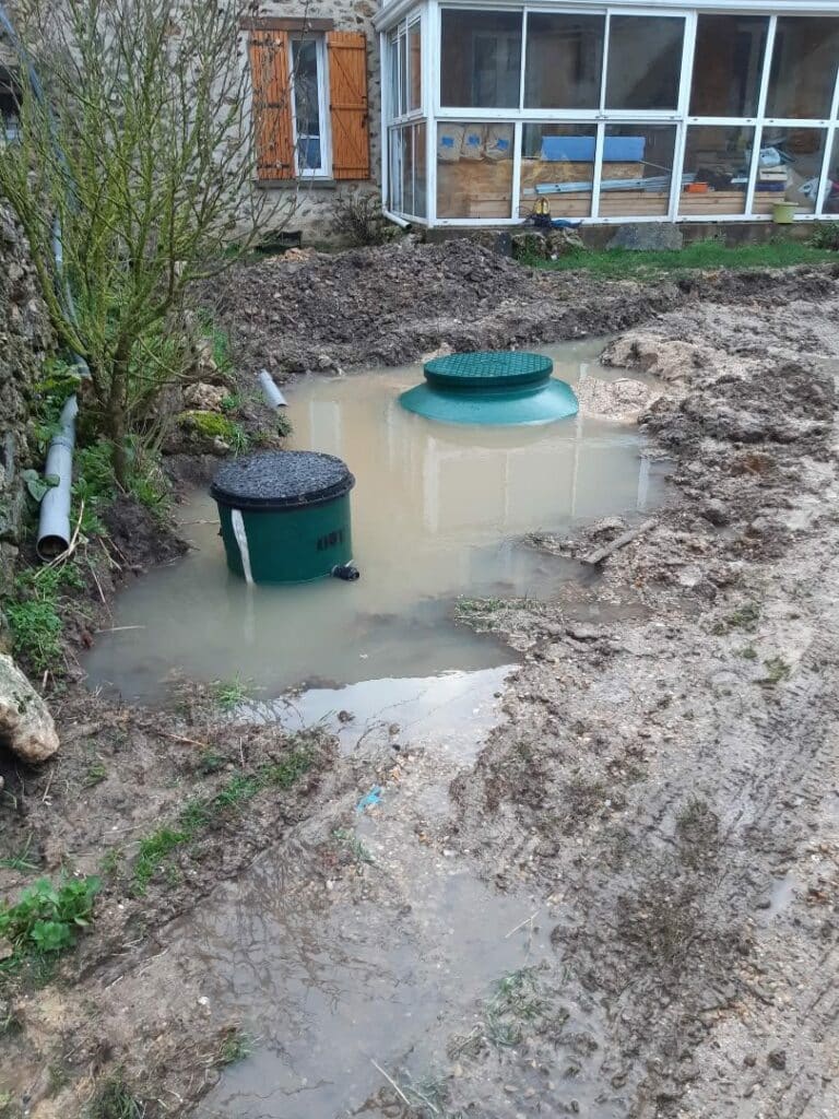 Chantier de micro-station avec fouille inondée