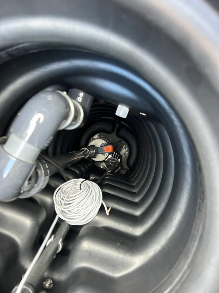 Intérieur du poste de relevage easyRock : pompe submersible prémontée