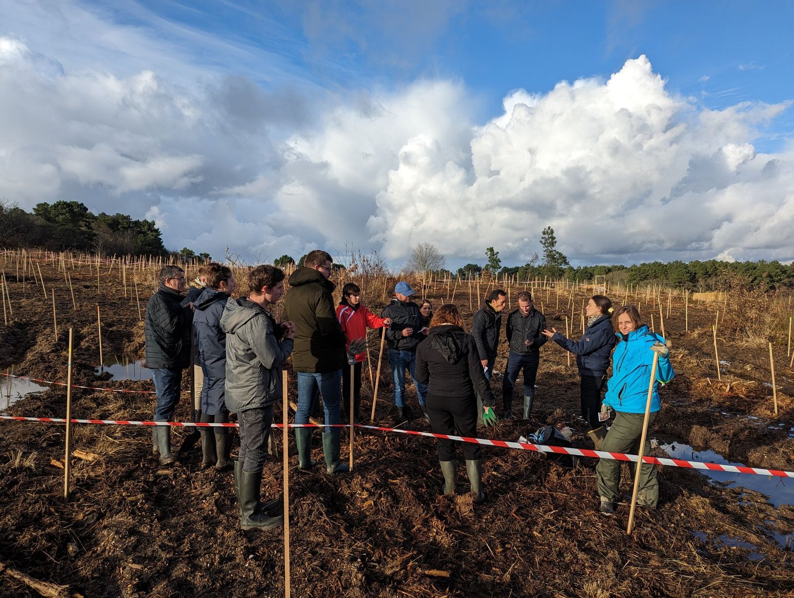Planteurs au travail sur le chantier du Bois de l'Espèr à Jaure