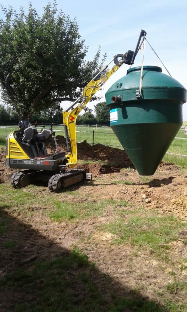 Levage d'une micro-station Diamond dans une prairie
