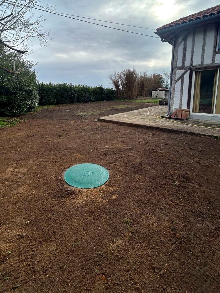 Devis en ligne assainissement individuel : terrain remis en état après la pose d’une micro station