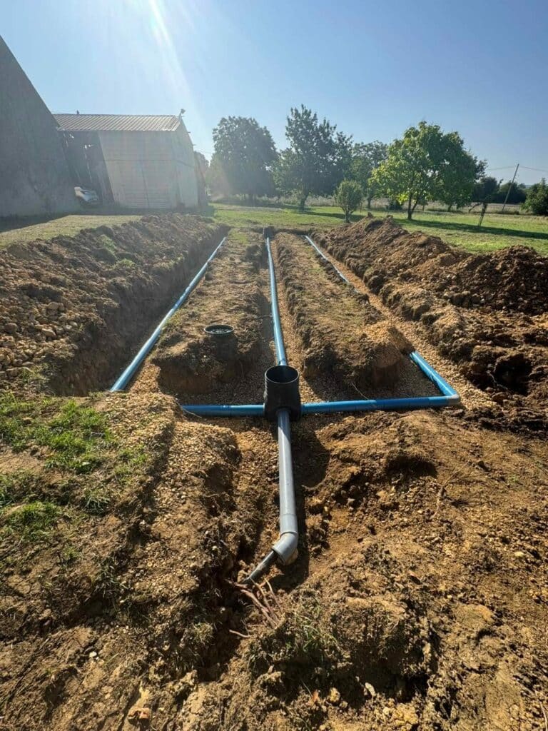 Tranchées d'infiltration des eaux traitées avant remblaiement, micro station Diamond 10 EH à Fercé-sur-Sarthe