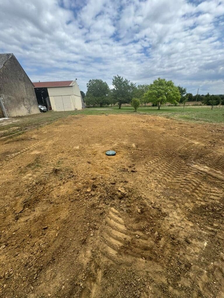 Zone d'infiltration des eaux traitées après remblaiement, micro station Diamond 10 EH à Fercé-sur-Sarthe