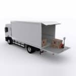Devis assainissement individuel en ligne : camion porteur avec hayon élévateur pour la livraison d’une micro station