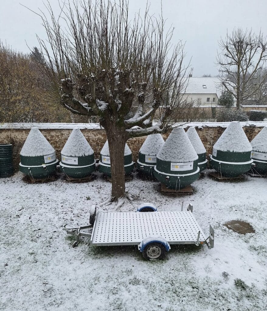 Micro-stations Diamond sous la neige au dépôt de Christian Cach