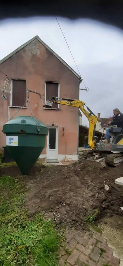 Christian Cach pose une micro-station Diamond à la mini-pelle